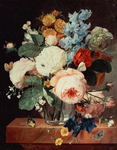 Vase de fleurs sur un rebord de marbre